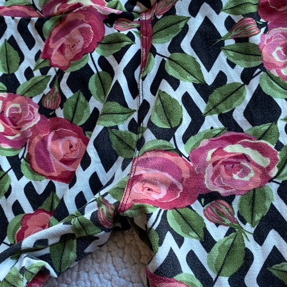 Lularoe Rose Trellis Leggings - Picture 2 of 3